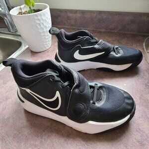 Nike Team Hustle D 11 (GS) Youth 6Y or 7.5 Ladies, or Men size 6 Basketball shoe